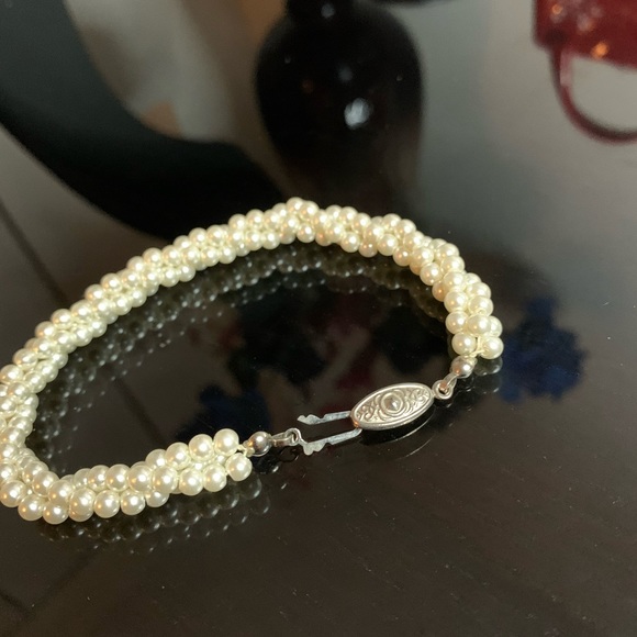 Twisted white faux pearls bracelet🤍 - Picture 6 of 8
